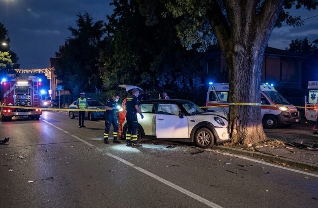 Un morto dopo lo schianto contro l’albero: indagato per omicidio stradale il conducente. L’amico 25enne gravissimo a Parma