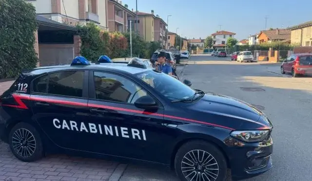 Si toglie le scarpe per entrare in casa…denunciato ladro “educato”