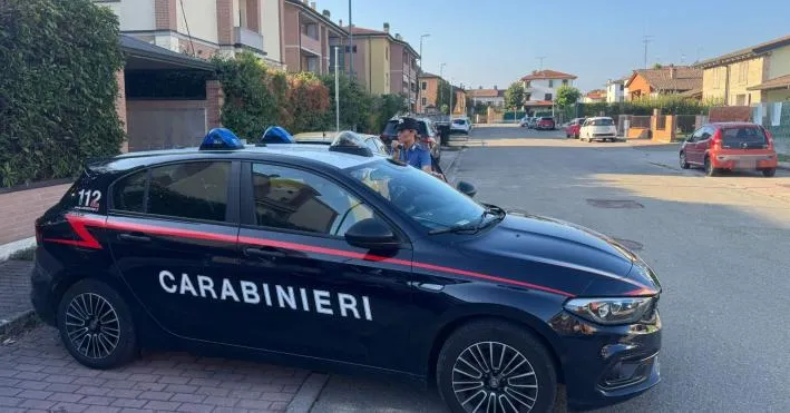Si toglie le scarpe per entrare in casa…denunciato ladro “educato”
