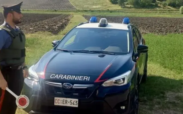 “Tuo padre è nei guai per una rapina”: finto orafo e finto carabiniere truffano 23enne. Denunciato 40enne