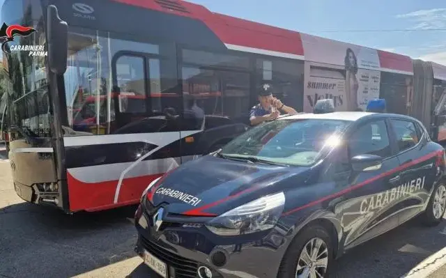 Scrocca il passaggio sul bus, poi dà il nome di un conoscente: denunciato 20enne straniero