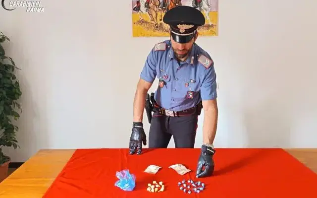 Via Della Salute o via della droga? 23enne lancia 27 dosi di cocaina tra le auto per sfuggire ai Carabinieri