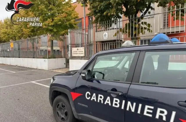 Ruba il portafoglio in auto e compra sigarette e ‘Gratta e Vinci’ con il bancomat: tre giovani denunciati a Colorno