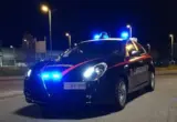 Finge una telefonata urgente, le spacca il cellulare e le ruba i soldi dalla borsa: denunciato 23enne in via Mazzini