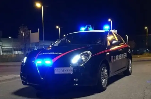 Finge una telefonata urgente, le spacca il cellulare e le ruba i soldi dalla borsa: denunciato 23enne in via Mazzini