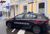 Tenta di rubare lo zaino dal passeggino in piazza, carabiniere fuori servizio lo intercetta e lo blocca: denunciato 55enne a Collecchio