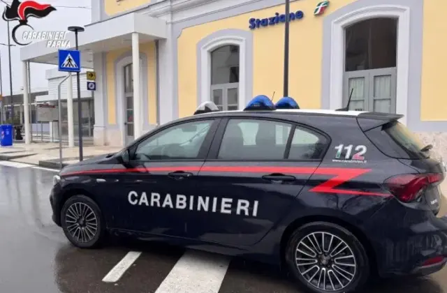 Tenta di rubare lo zaino dal passeggino in piazza, carabiniere fuori servizio lo intercetta e lo blocca: denunciato 55enne a Collecchio