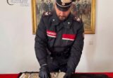 La truffa del finto carabiniere degenera in rapina: svuota la gioielleria d’oro e fugge, bloccato da passanti e radiomobile