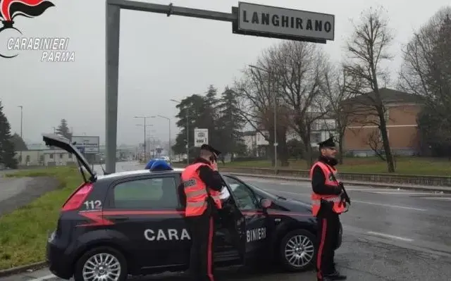 Ruba la carta di credito del collega e fa shopping online, ma inserisce il proprio indirizzo per la consegna: denunciato 30enne
