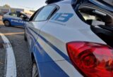 Nascconde il prosciutto nelle mutande, poi aggredisce e morde i vigilantes con la complice: arrestato 48enne all’Eurosia