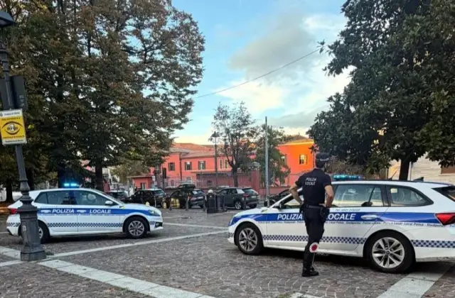 Blitz della Polizia Locale in Oltretorrente: trenta identificati, posti di blocco e verifiche nei negozi