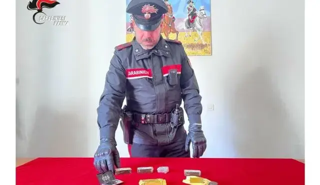 San Leonardo, lancia due etti di hashish dal finestrino per sfuggire ai controlli: arrestato 25enne