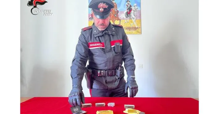 San Leonardo, lancia due etti di hashish dal finestrino per sfuggire ai controlli: arrestato 25enne