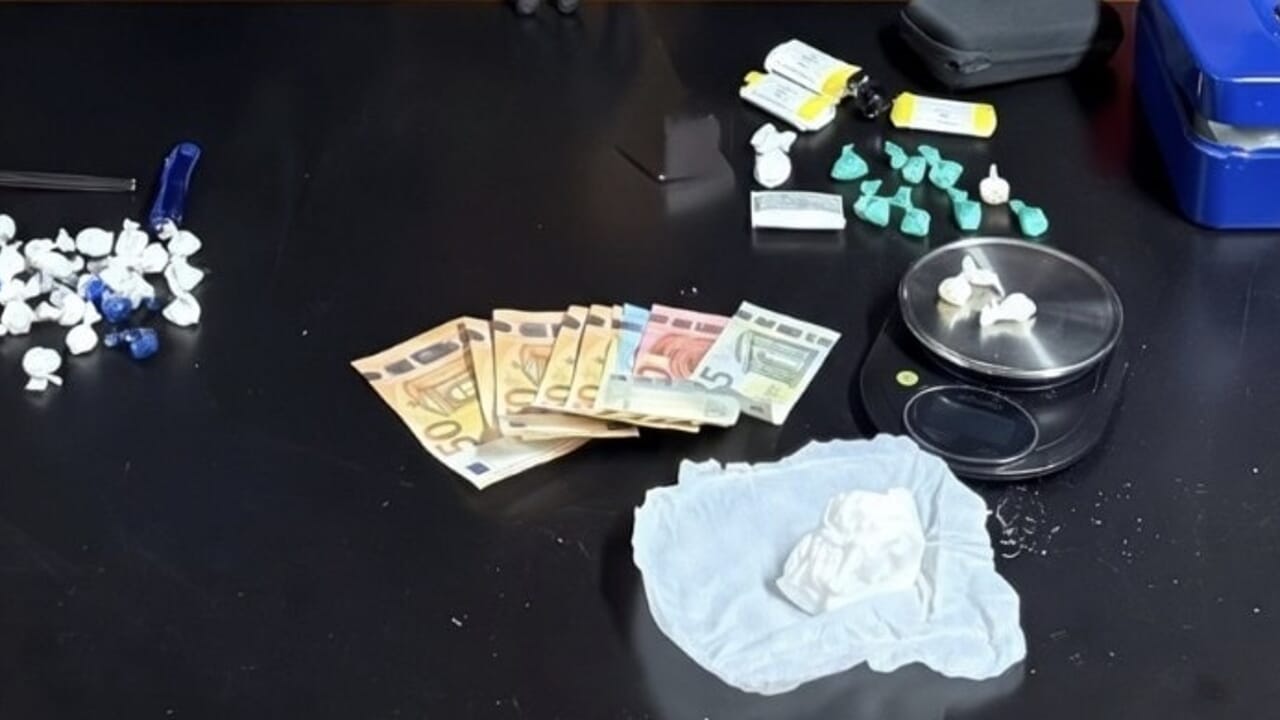 La sterzata azzardata tradisce il pusher: sequestrati 130 grammi di cocaina, 52enne ai domiciliari