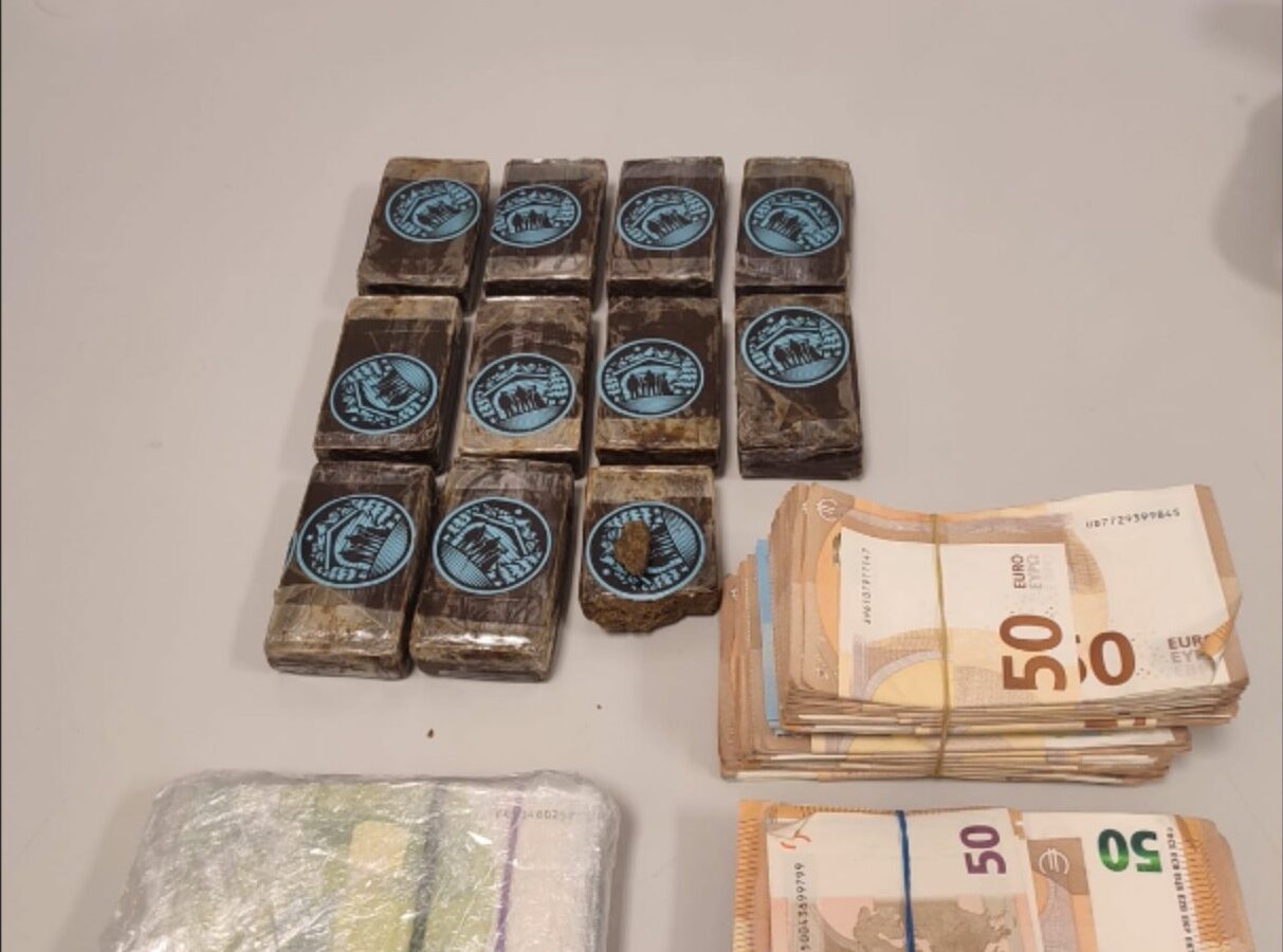 Blitz al casello di Parma: hashish col marchio ‘macabro’ e una montagna di contanti nell’auto, arrestato 20enne