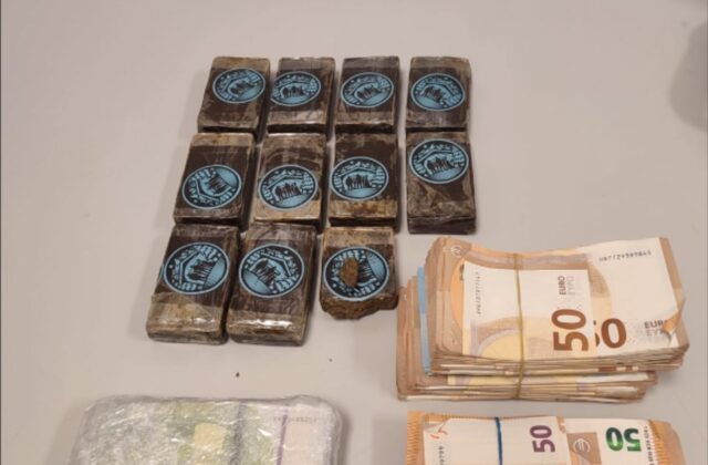Blitz al casello di Parma: hashish col marchio ‘macabro’ e una montagna di contanti nell’auto, arrestato 20enne