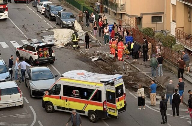 Terrore a Fidenza: auto travolge i passanti e si schianta contro il gazebo di un bar