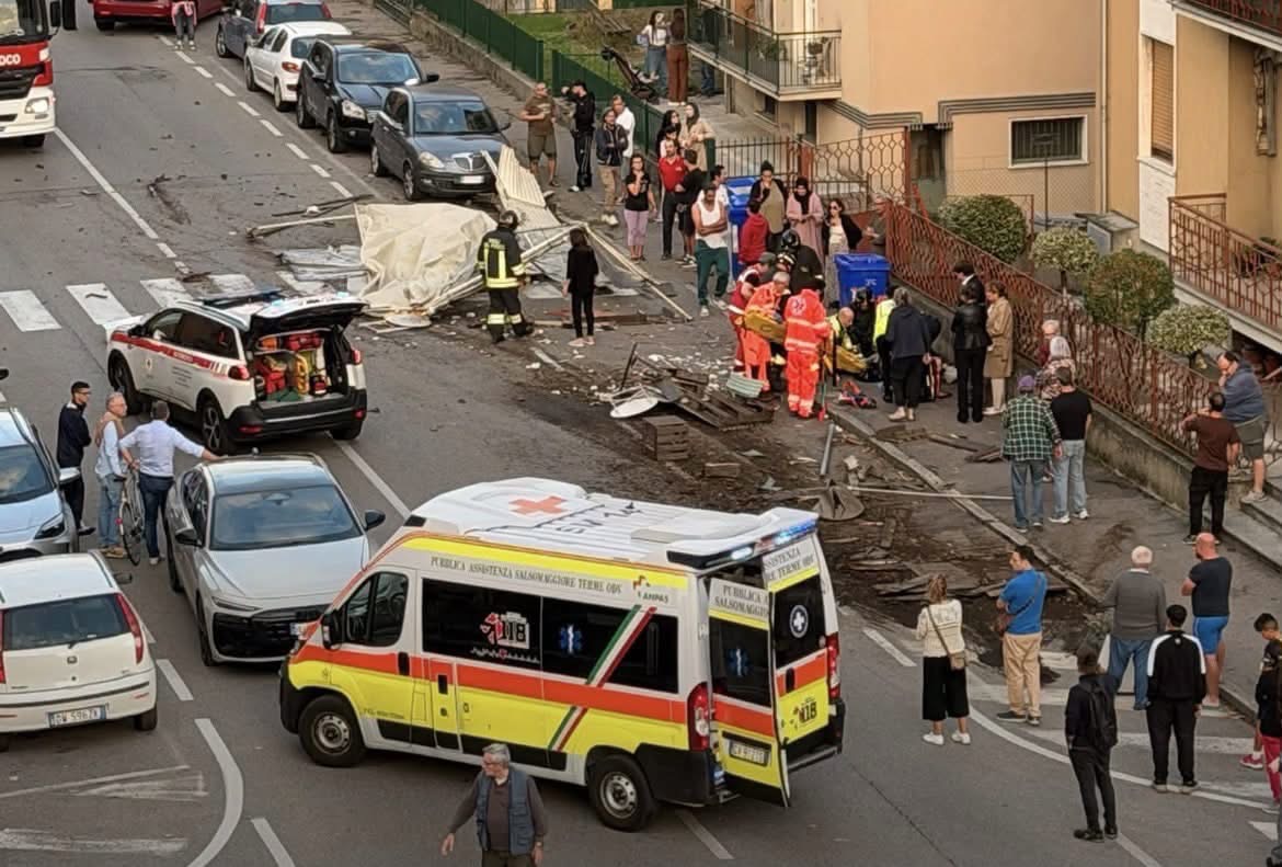 Terrore a Fidenza: auto travolge i passanti e si schianta contro il gazebo di un bar