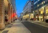 Furia e violenza in via Mazzini: rissa a sediate tra giovani davanti al bar, sfiorato un bimbo di 4 anni