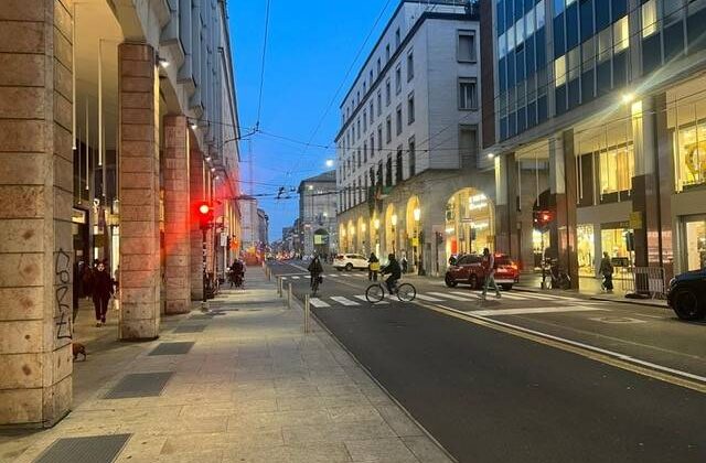 Furia e violenza in via Mazzini: rissa a sediate tra giovani davanti al bar, sfiorato un bimbo di 4 anni