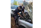 Finta officina nascondeva una discarica abusiva: blitz della Polizia Locale, scattano i sigilli