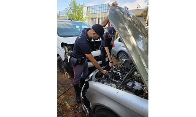 Finta officina nascondeva una discarica abusiva: blitz della Polizia Locale, scattano i sigilli