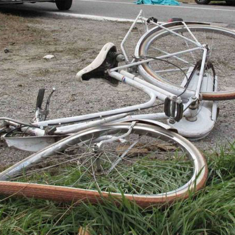 Scontro tra auto e bici a Vicofertile: anziano grave al Pronto Soccorso, è caccia al pirata della strada