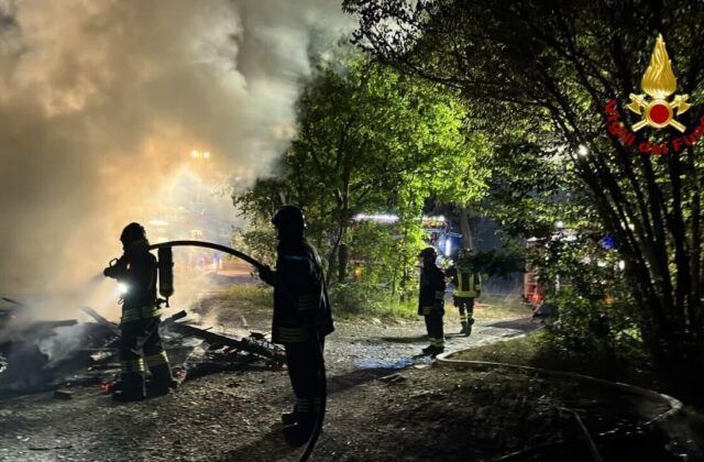 Incendio nel greto del Baganza, vigili del Fuoco in azione