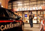 Assalto fallito con l’esplosivo all’Esselunga di via Traversetolo: evacuato il supermercato, in azione gli artificieri