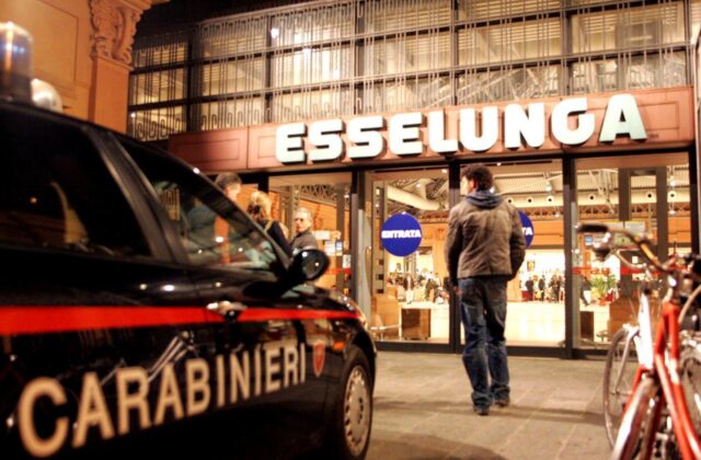 Assalto fallito con l’esplosivo all’Esselunga di via Traversetolo: evacuato il supermercato, in azione gli artificieri