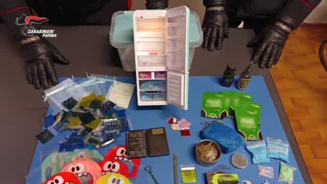 Un bazar della droga in camera da letto: ai domiciliari 35enne