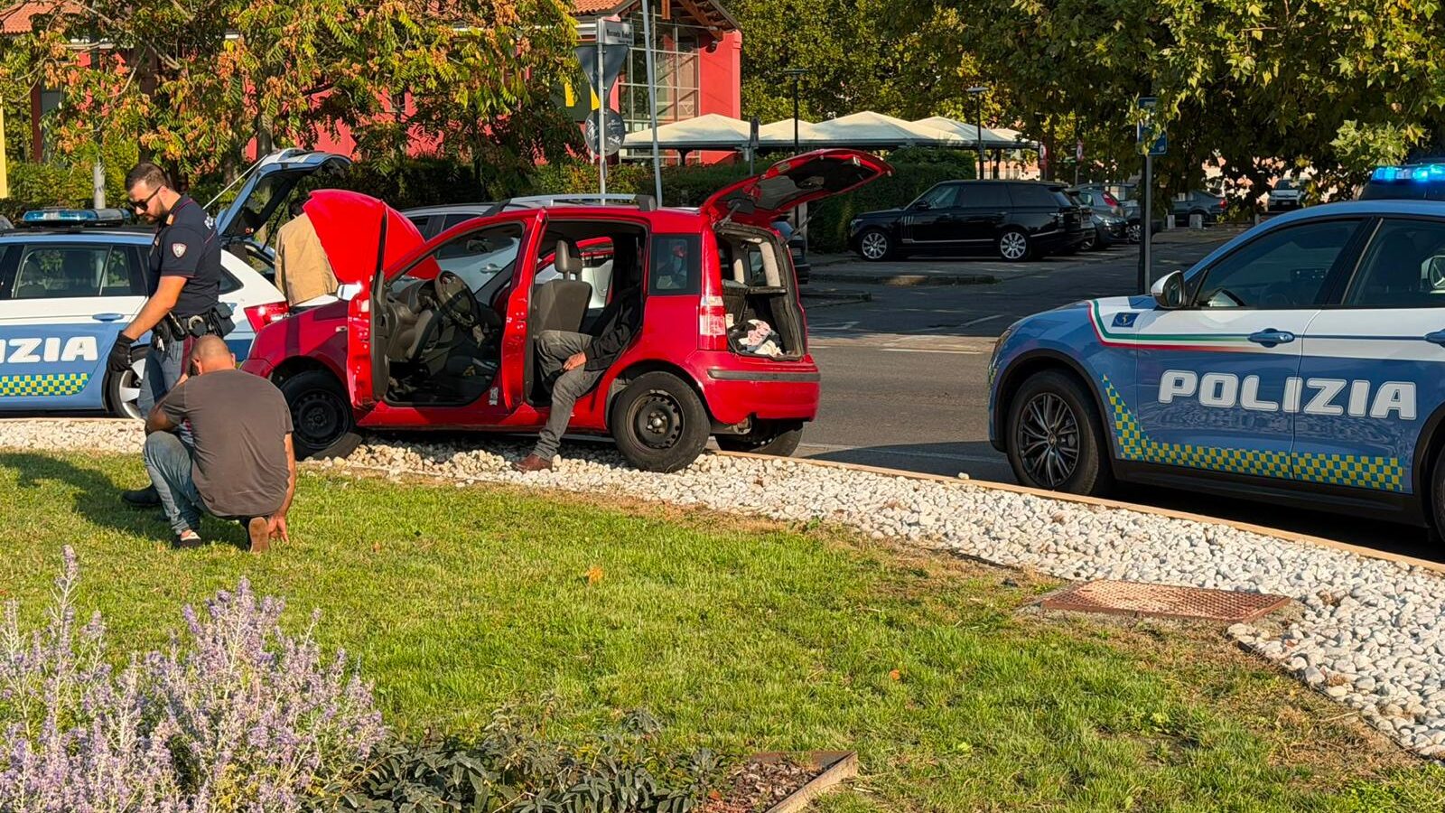 Inseguimento da film a San Leonardo: scappa dalla Stradale contromano, si schianta poi e si rifugia nel bagno del fast food