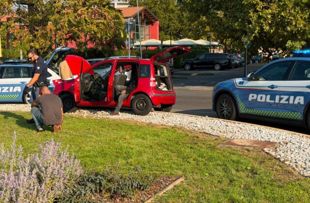 Inseguimento da film a San Leonardo: scappa dalla Stradale contromano, si schianta poi si rifugia nel bagno del fast food