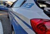 Ruba una pistola giocattolo e degli astucci, poi aggredisce e insulta i poliziotti: espulso