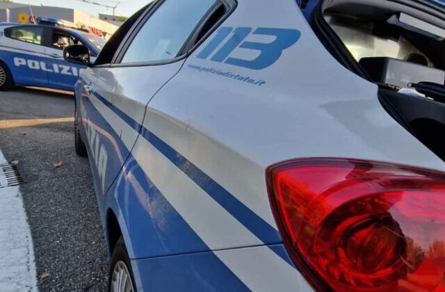 Ruba una pistola giocattolo e degli astucci, poi aggredisce e insulta i poliziotti: espulso